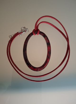 Colgante ovalado esmaltado hecho a mano