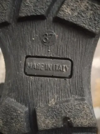 Botas de nieve negras y grises