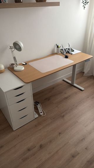 Escritorio Elevable Madera y Metal.