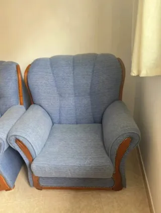 Sofá azul y marrón de tela y madera