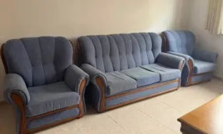 Sofá azul y marrón de tela y madera