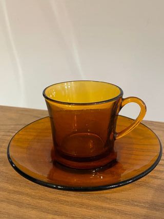 Set di tazze e piatti in vetro ambra vintage Duralex