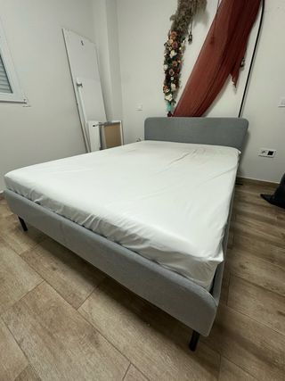 Estructura cama tapizada gris  + colchón