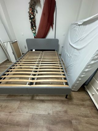Estructura cama tapizada gris  + colchón