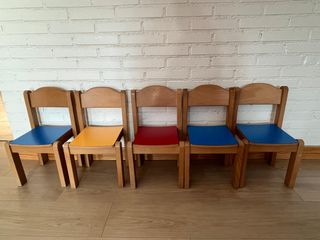 Sillas infantiles de madera y colores