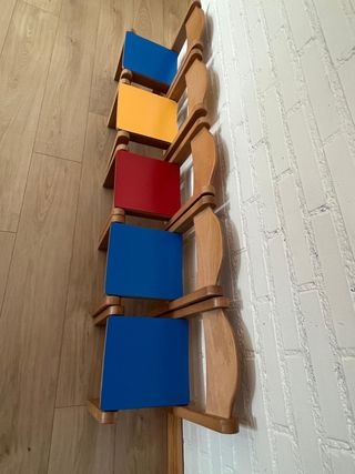 Sillas infantiles de madera y colores