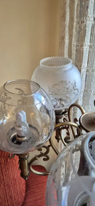 Lámpara de pie vintage dorada y cristal