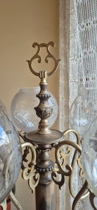 Lámpara de pie vintage dorada y cristal