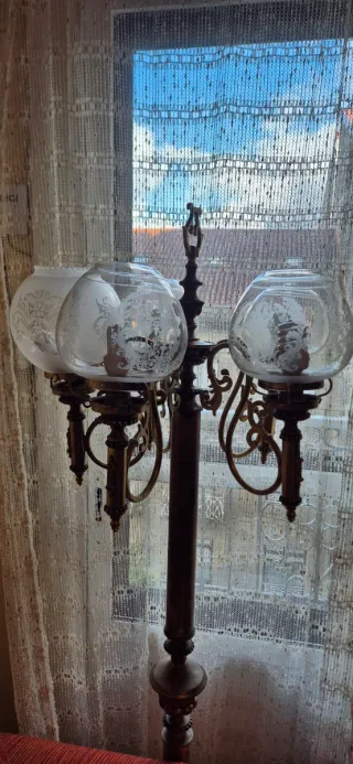 Lámpara de pie vintage dorada y cristal