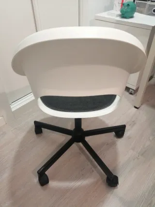 Silla de oficina ergonómica blanca y negra