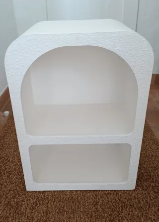 Mesa auxiliar o mesita de noche tipo cueva.