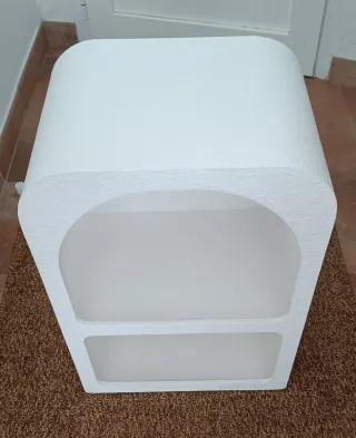 Mesa auxiliar o mesita de noche tipo cueva.