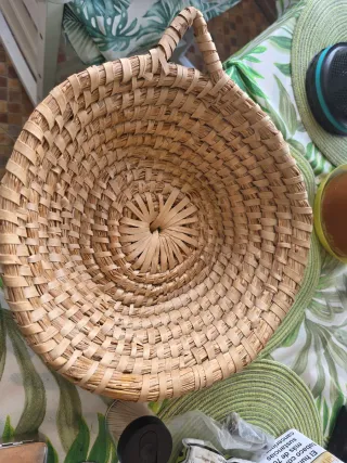 Cesta de mimbre artesanal