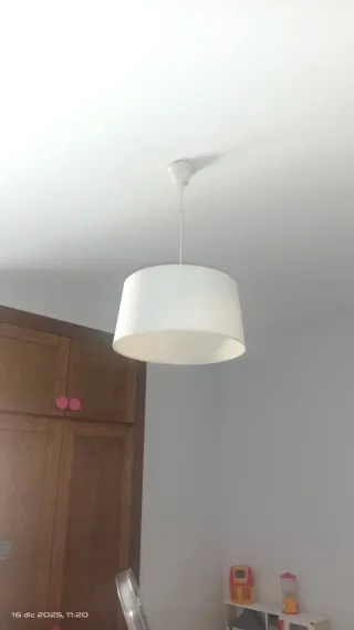 Lámpara de techo y mesita de noche