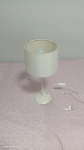 Lámpara de techo y mesita de noche