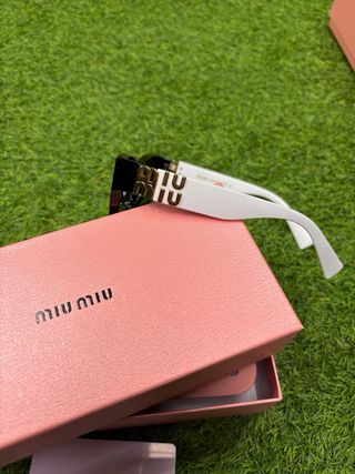 Gafas de sol Miu Miu negras y blancas