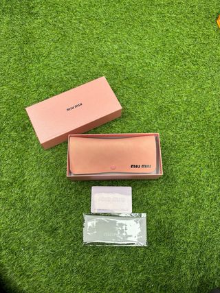 Gafas de sol Miu Miu negras y blancas