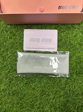 Gafas de sol Miu Miu negras y blancas