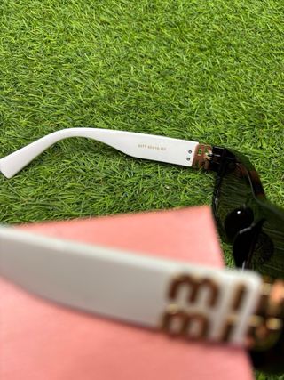Gafas de sol Miu Miu negras y blancas