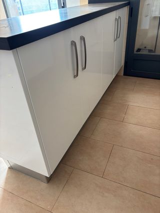 Cocina moderna blanca y negra