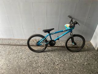 Bicicleta BMX azul infantil