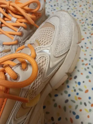 Zapatillas Lacoste Beige y Naranja