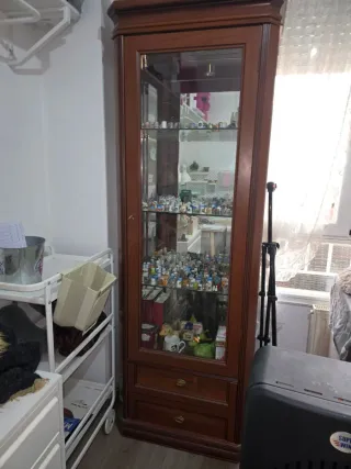Vitrina de madera y cristal