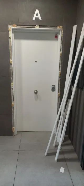 Puerta blindada blanca