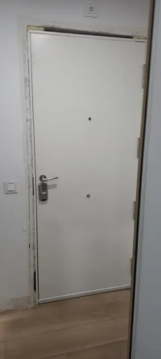 Puerta blindada blanca