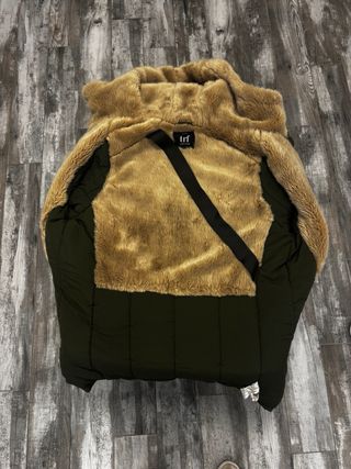 Parka Zara verde con capucha forrada