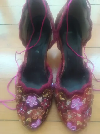 Zapatos Bernini bordados y con pedrería