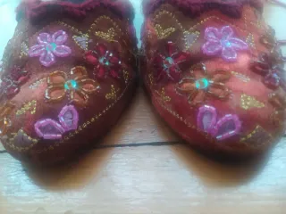 Zapatos Bernini bordados y con pedrería