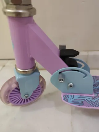 Patinete infantil BeleeV Frozen con luces