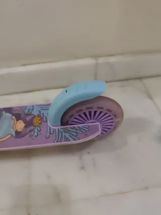 Patinete infantil BeleeV Frozen con luces