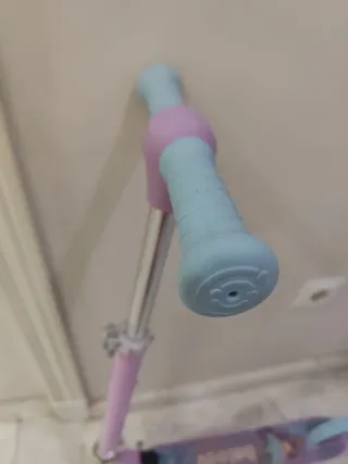 Patinete infantil BeleeV Frozen con luces