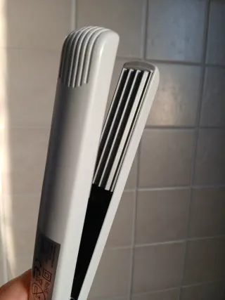 Piastra per capelli bianca frisse