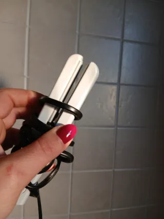 Piastra per capelli bianca frisse