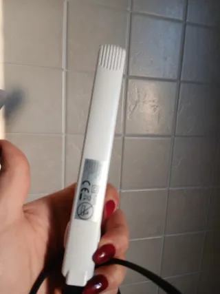 Piastra per capelli bianca frisse