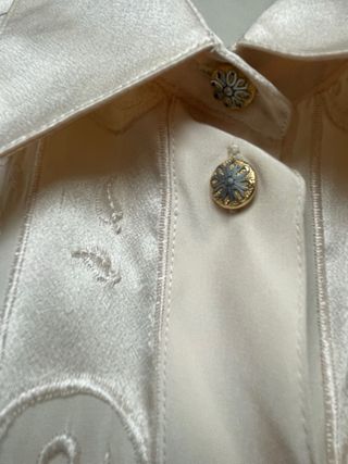 Blusa vintage crema bordada botones joya