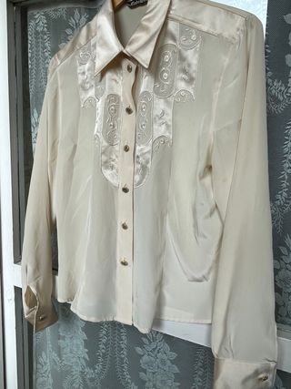 Blusa vintage crema bordada botones joya