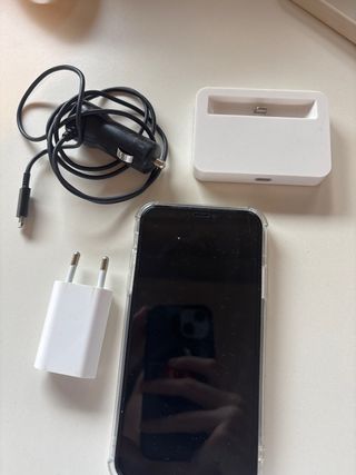 iPhone XR con cargador (cabeza)