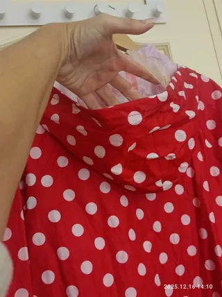 Impermeable Rojo con  Lunares Blancos Señora