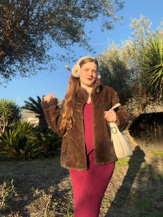 Pelliccia sintetica con bottone gioiello