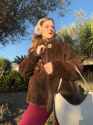 Pelliccia sintetica con bottone gioiello