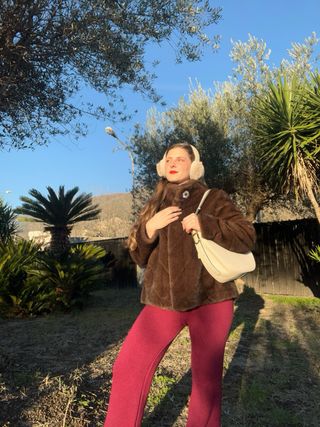 Pelliccia sintetica con bottone gioiello