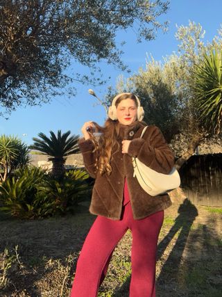 Pelliccia sintetica con bottone gioiello