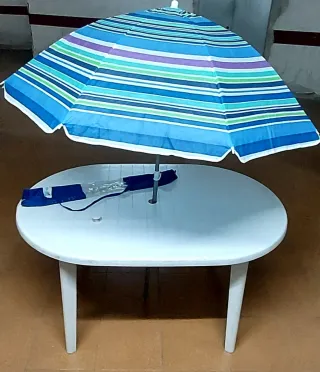 Tavolo smontabile con ombrellone