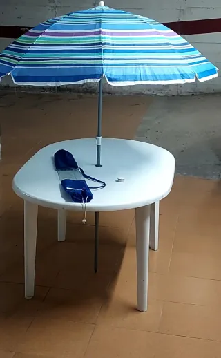 Tavolo smontabile con ombrellone