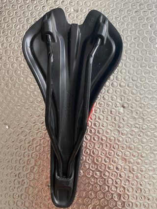 Sillín Contact Comfort Forward 138 Negro/Rojo