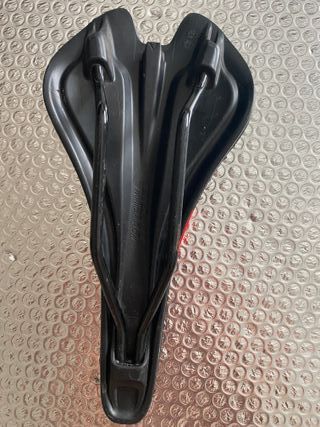 Sillín Contact Comfort Forward 138 Negro/Rojo